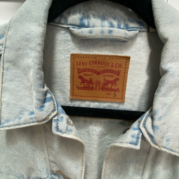 Levi’s Washed Jean Jacekt - Picture 2 of 4